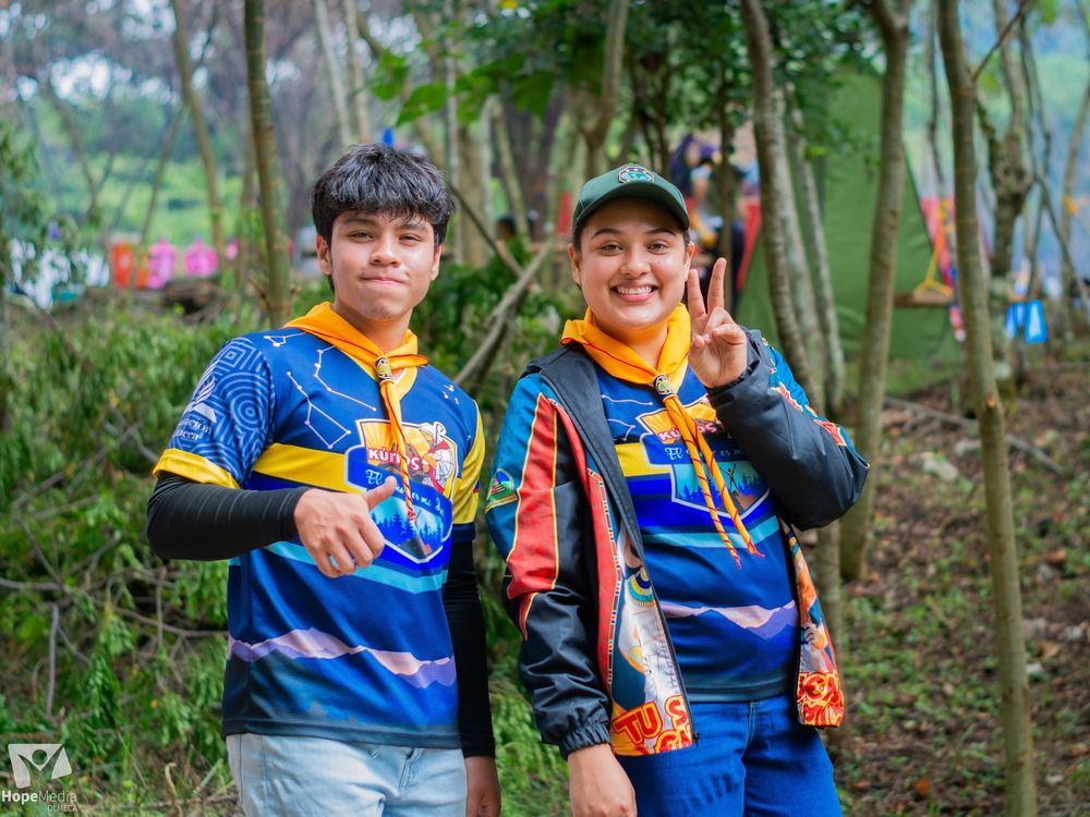 Dos jóvenes del club sonriendo en el campamento
