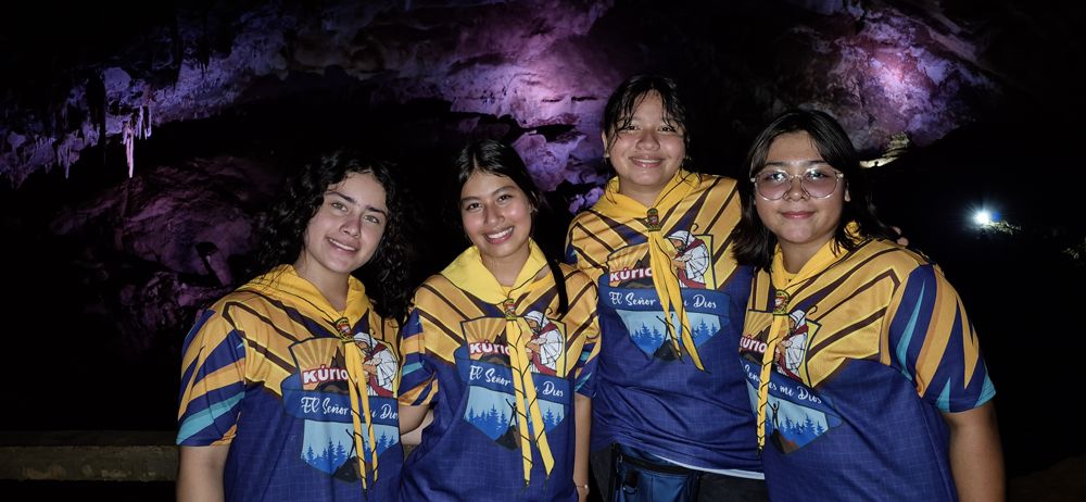 Jóvenes del club explorando una cueva
