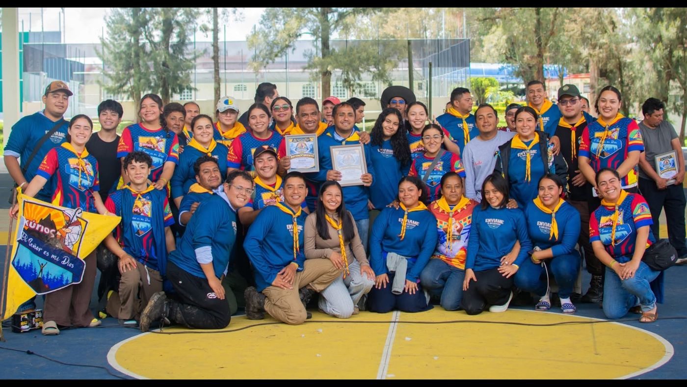 Integrantes del Club Kúrios con sus diplomas