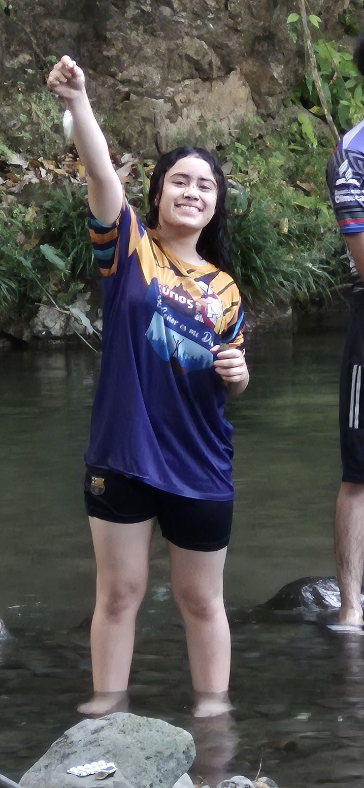 Integrante del club en el río durante una excursión